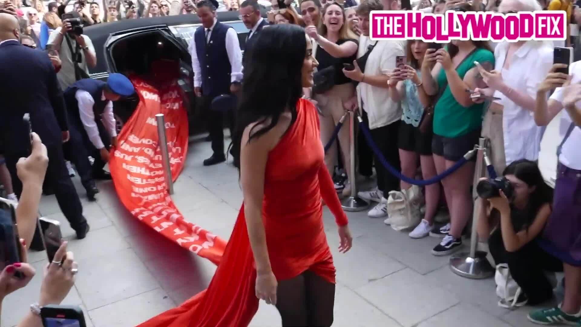 Katy Perry diện váy dài gần 200 m