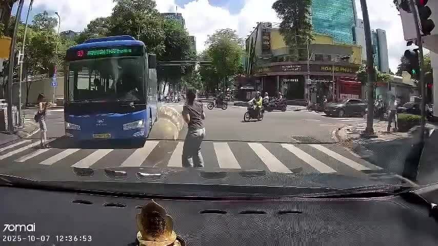 Xe buýt cướp đường của người đi bộ