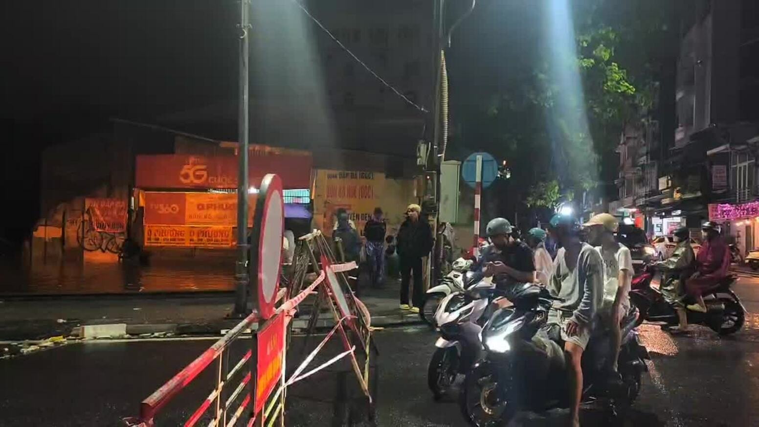 Nước lũ tràn về đô thị Huế