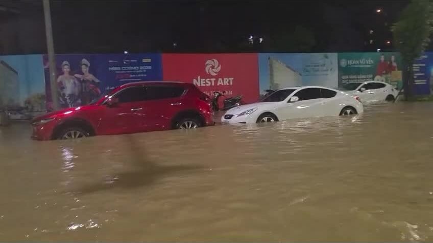 Cứu ôtô ngập lũ trong đêm ở Huế