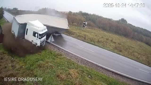 Xe đầu kéo quệt vỡ nát ôtô con, hai người thiệt mạng