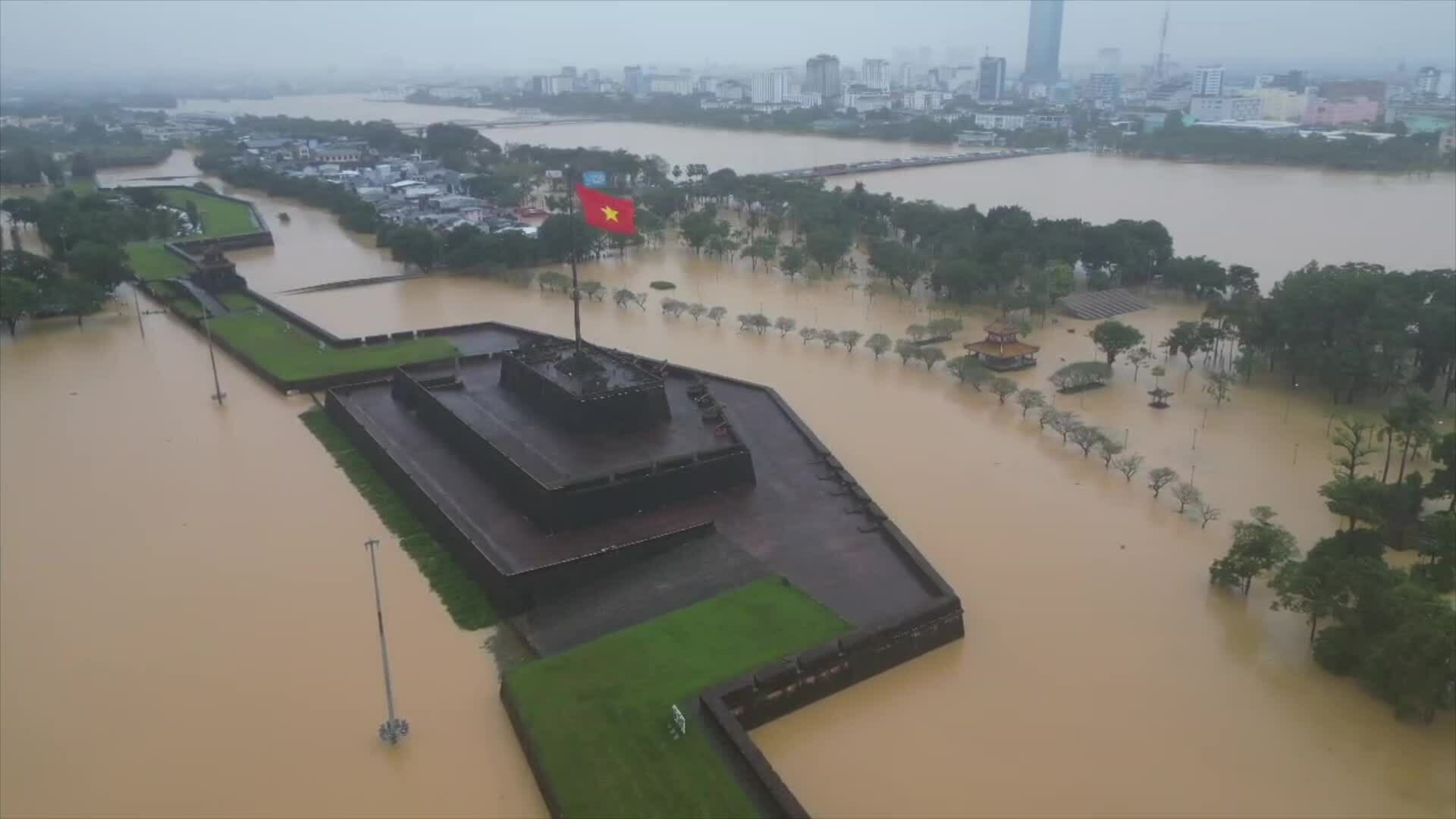 Kinh thành Huế ngập trong lũ