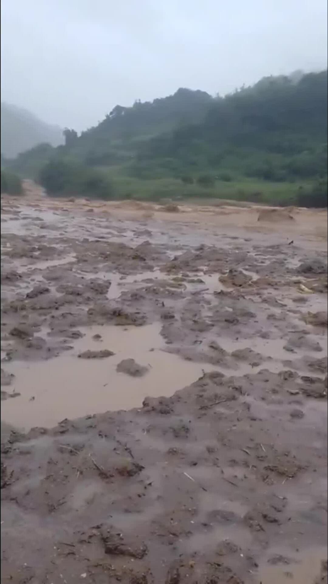 Núi lở sau tiếng nổ gây lũ bùn 3 km