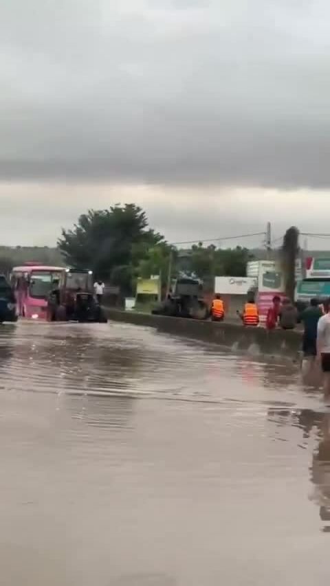 Quốc lộ 1 qua Lâm Đồng tê liệt do lũ