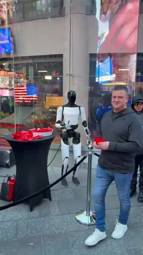 Robot hình người Tesla phát kẹo