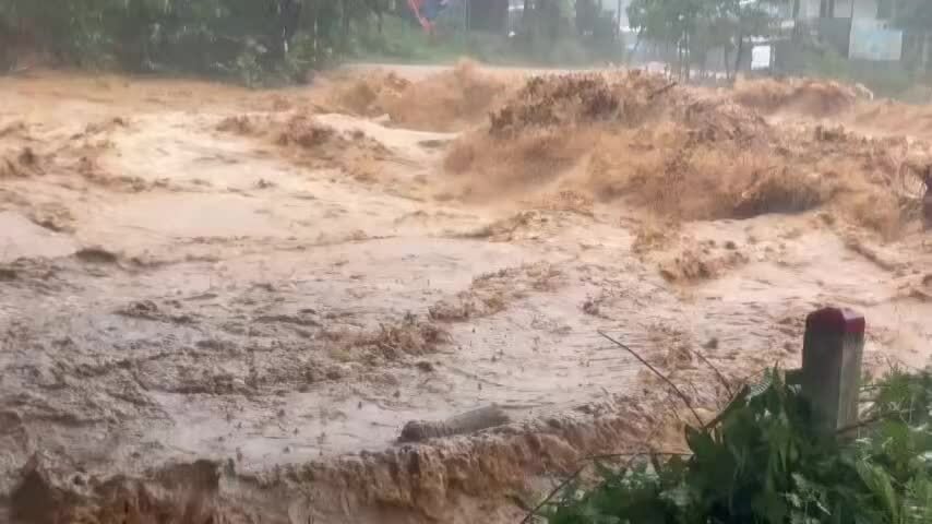 Sạt lở, lũ quét cuốn trôi hàng chục ngôi nhà ở Đà Nẵng
