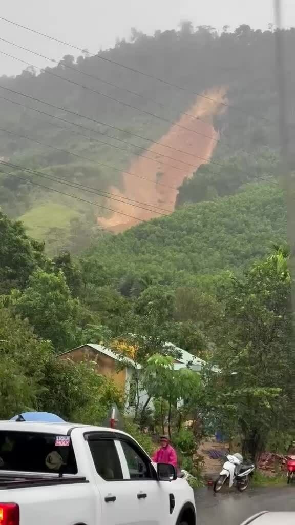 Sạt lở, lũ quét cuốn trôi hàng chục ngôi nhà ở Đà Nẵng