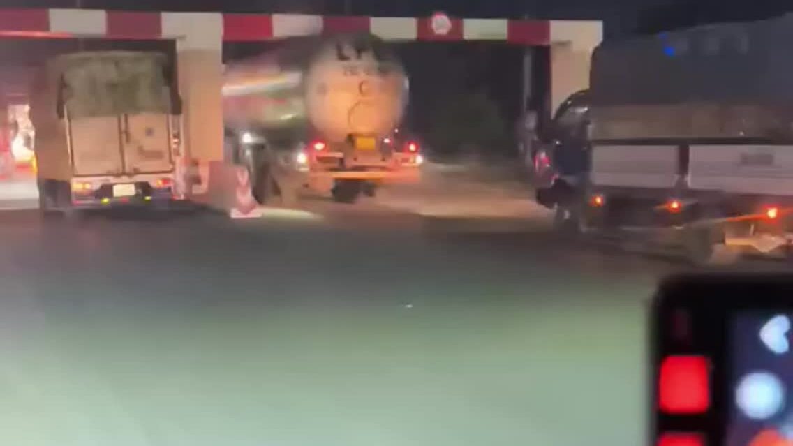 Xe bồn phát nổ khi mắc kẹt vào barie