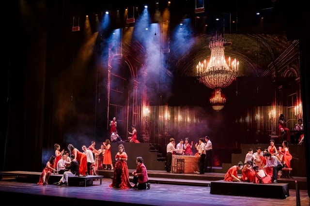 Khán giả Hà Nội đắm chìm trong bản tình ca bi tráng La Traviata - Ảnh 1.