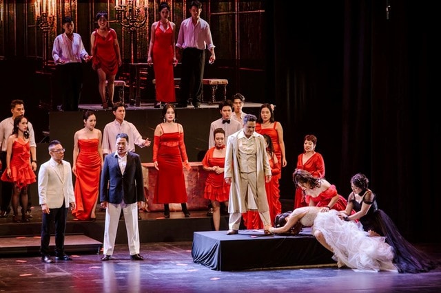 Khán giả Hà Nội đắm chìm trong bản tình ca bi tráng La Traviata - Ảnh 7.