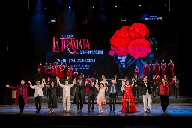 Khán giả Hà Nội đắm chìm trong bản tình ca bi tráng La Traviata - Ảnh 10.