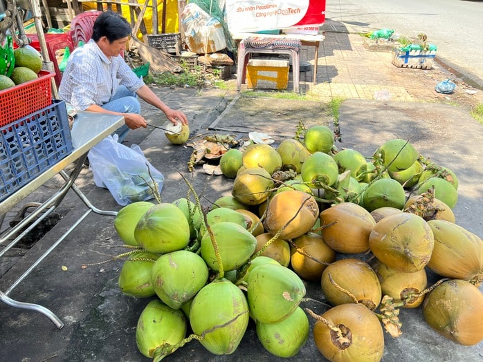 Giá nông thủy sản miền Tây: Dừa tươi rớt giá, dừa khô thành "ngôi sao" - Ảnh 1. Giá nông thủy sản miền Tây: Dừa tươi rớt giá, dừa khô thành "ngôi sao" - Ảnh 1.