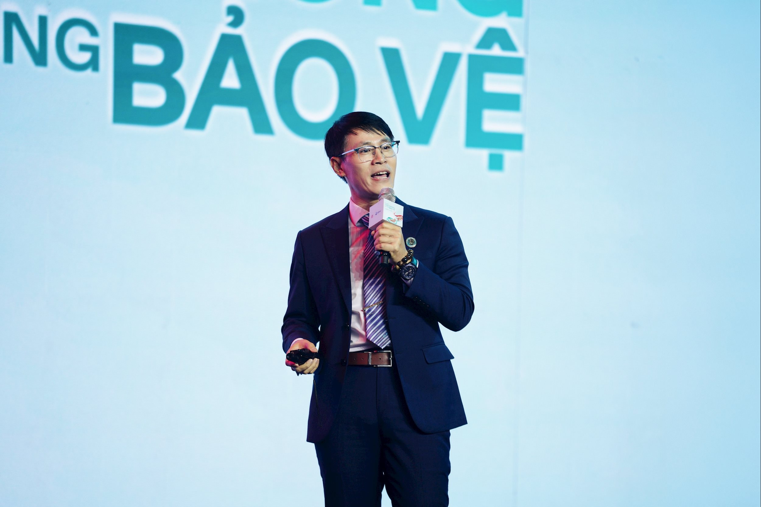 PGS.TS.BS Lê Khắc Bảo, Phó Giám đốc Bệnh viện Đại học Y Dược TP.HCM trình bày tại hội nghị