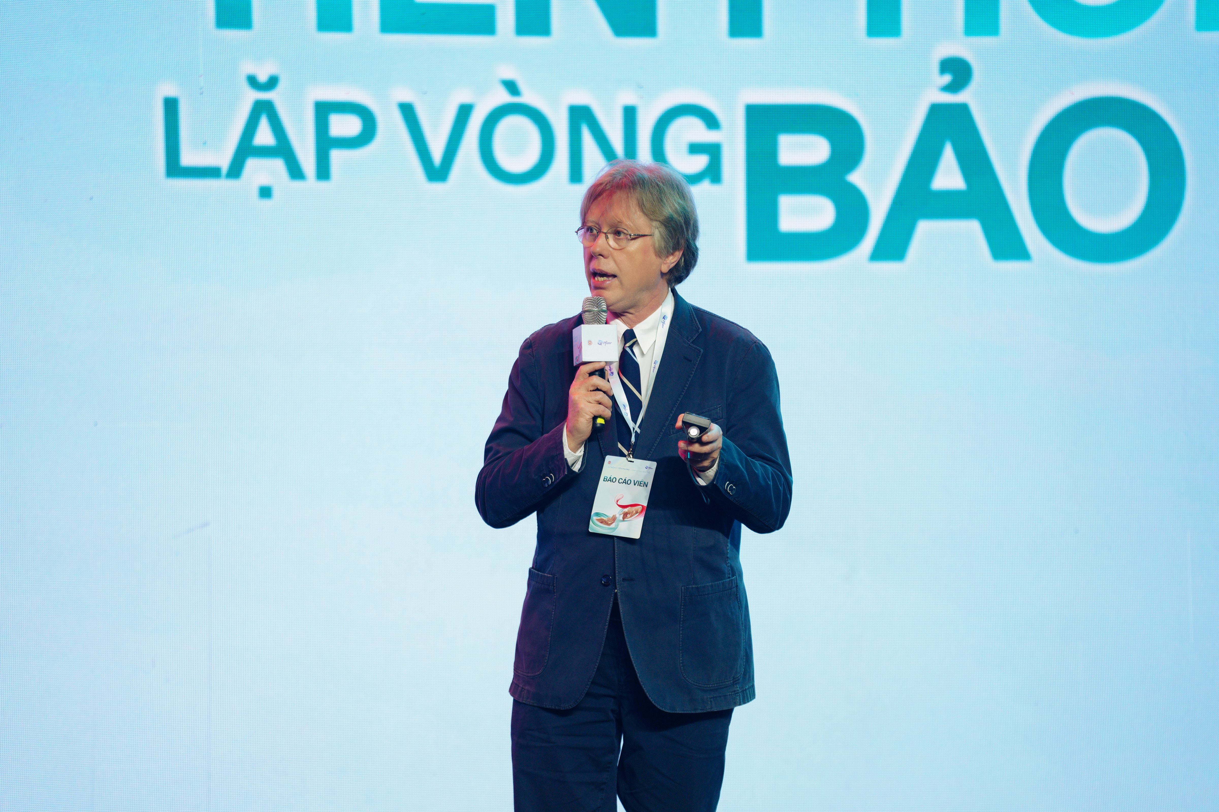 TS. Mark Fletcher, Giám đốc cấp cao, Bộ phận Y khoa Nghiên cứu và Phát triển Vắc-xin, Pfizer chia sẻ tại hội nghị