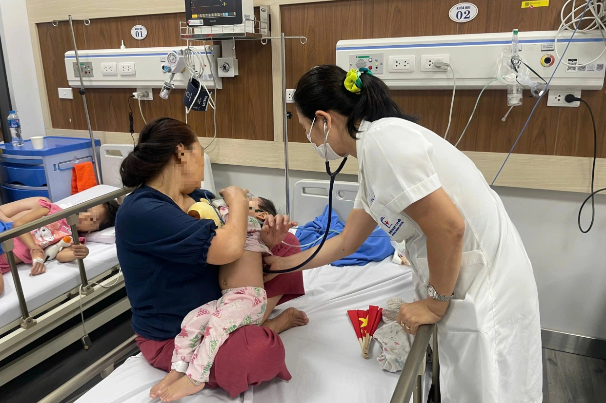 Bệnh nhi mắc RSV điều trị tại Khoa Nhi, Bệnh viện Đại học Y Hà Nội. (Dân Trí)