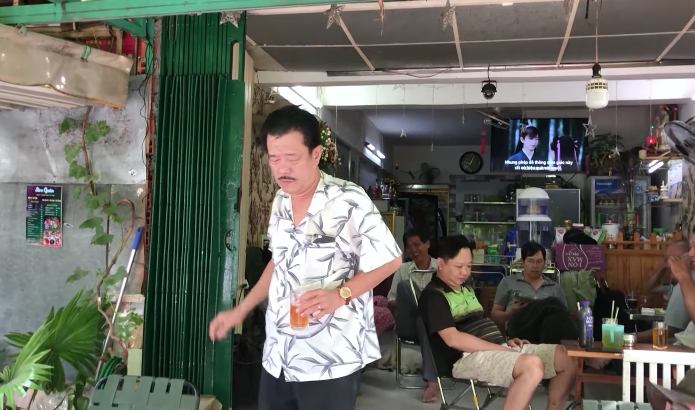 Bảo Khương mở quán cà phê mưu sinh.