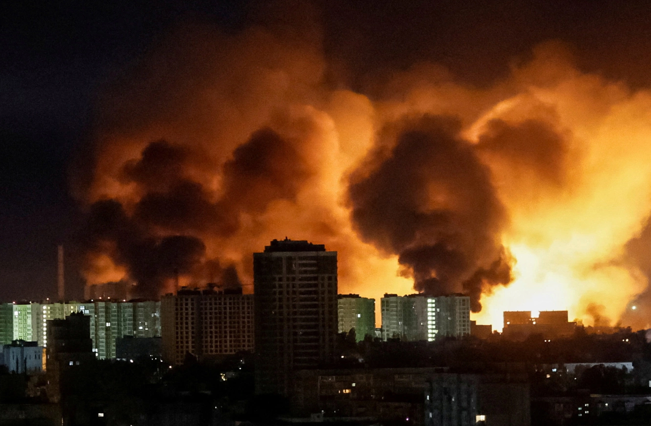 Khói lửa bốc lên tại thủ đô Kiev, Ukraine, trong cuộc tập kích của Nga đêm 24/5. (Ảnh: Reuters)