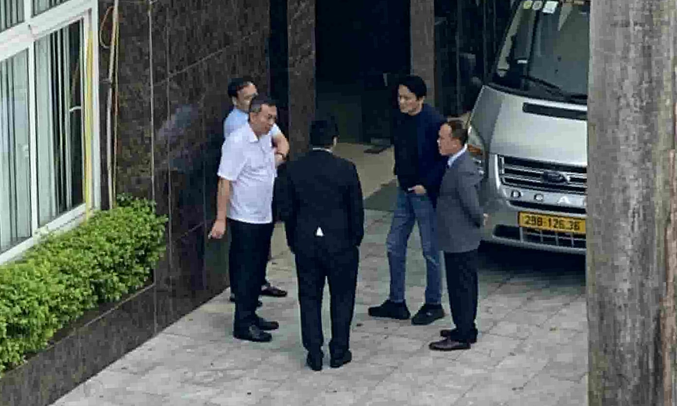 Chủ tịch Liên đoàn bóng đá Việt Nam Trần Quốc Tuấn nói chuyện thêm với đại diện Thái Lan sau cuộc gặp.