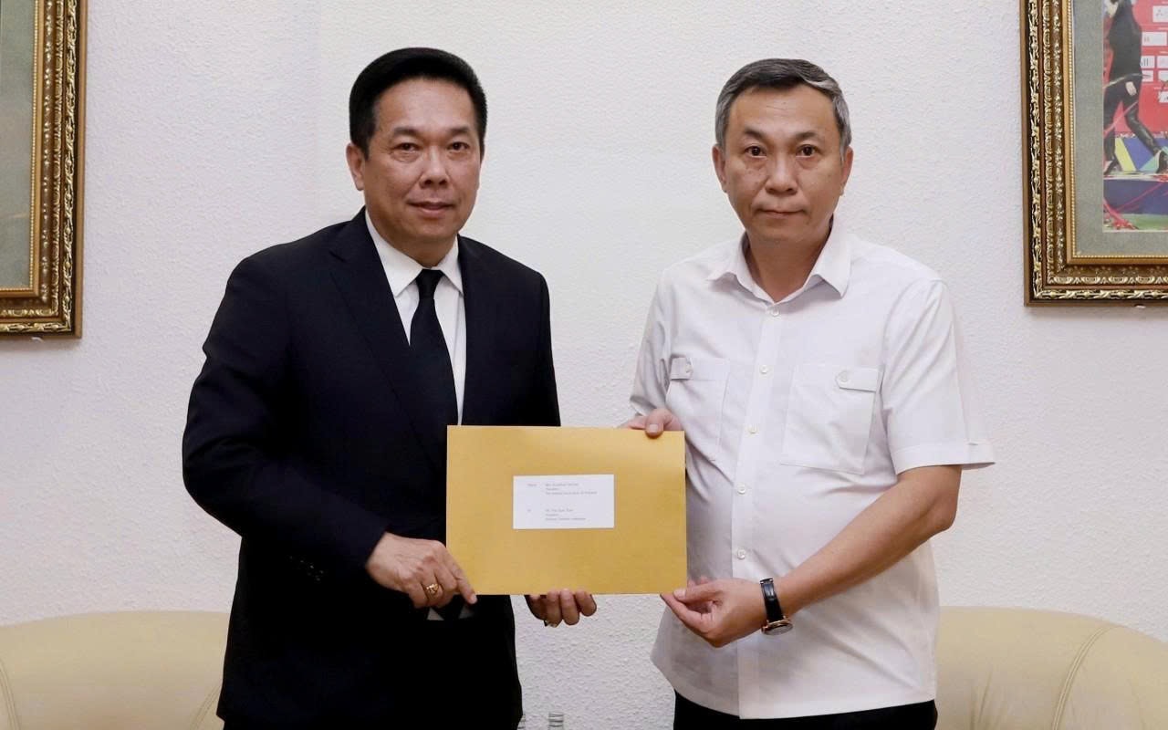 Phó Chủ tịch LĐBĐ Thái Lan trao tận tay thư xin lỗi cho Chủ tịch VFF Trần Quốc Tuấn.