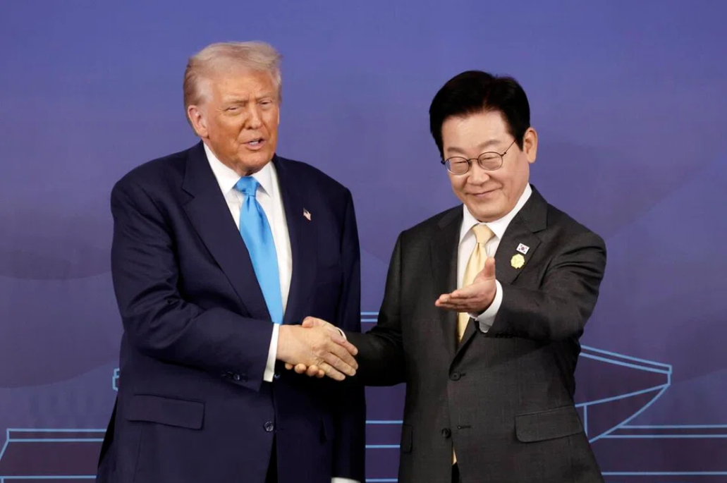 Tổng thống Hàn Quốc Lee Jae Myung (phải) trao đổi với Tổng thống Mỹ Donald Trump, khẳng định Seoul không có ý định phát triển tàu ngầm mang vũ khí hạt nhân. Ảnh: EPA
