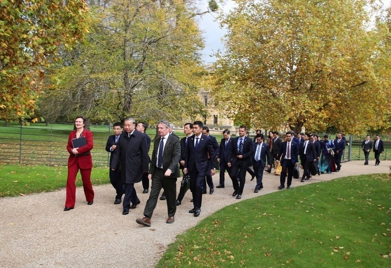 Tổng Bí thư Tô Lâm và Đoàn đại biểu cấp cao Việt Nam trong khuôn viên trường Đại học Oxford (Ảnh: Báo Chính phủ)