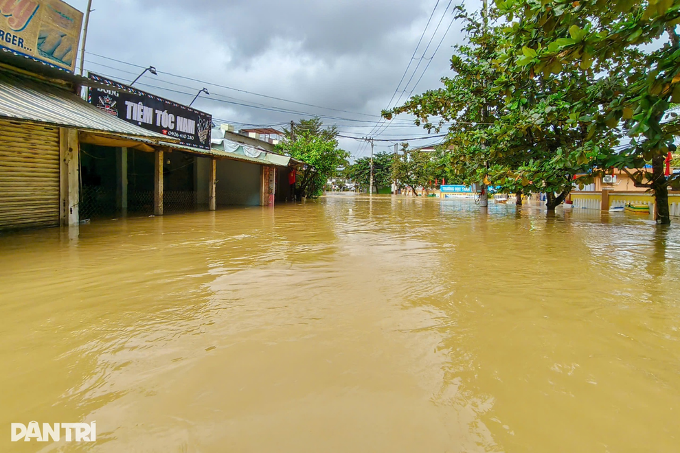 Khách ngồi trên máy bay ghi cảnh Đà Nẵng ngập lụt lịch sử - 2 Khách ngồi trên máy bay ghi cảnh Đà Nẵng ngập lụt lịch sử - 2