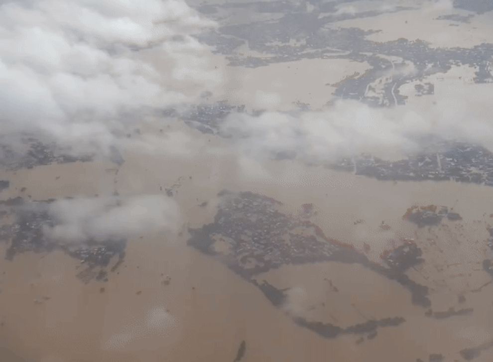 Khách ngồi trên máy bay ghi cảnh Đà Nẵng ngập lụt lịch sử - 1 Khách ngồi trên máy bay ghi cảnh Đà Nẵng ngập lụt lịch sử - 1