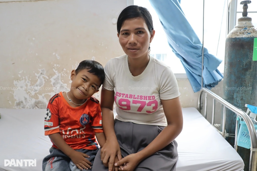 Cậu bé 5 tuổi mắc bệnh hiểm nghèo được bạn đọc hỗ trợ hơn 200 triệu đồng - 2 Cậu bé 5 tuổi mắc bệnh hiểm nghèo được bạn đọc hỗ trợ hơn 200 triệu đồng - 2