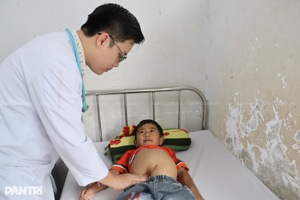 Cậu bé 5 tuổi mắc bệnh hiểm nghèo được bạn đọc hỗ trợ hơn 200 triệu đồng - 3 Cậu bé 5 tuổi mắc bệnh hiểm nghèo được bạn đọc hỗ trợ hơn 200 triệu đồng - 3