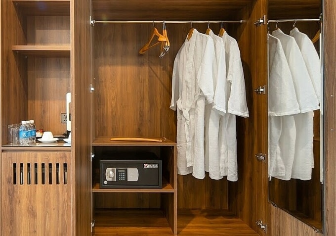 Móc treo quần áo có kẹp trong khách sạn. Ảnh: Suntex