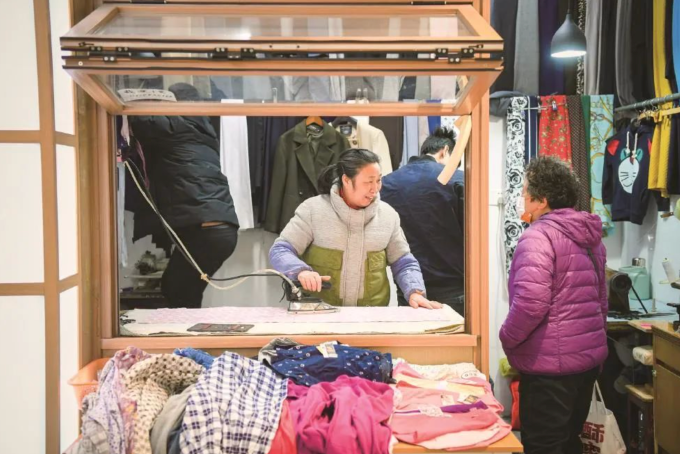 Một người cao tuổi ở Thượng Hải đi bộ đến tiệm may gần nhà, hồi tháng 1/2025. Ảnh: Chính quyền thành phố Thượng Hải