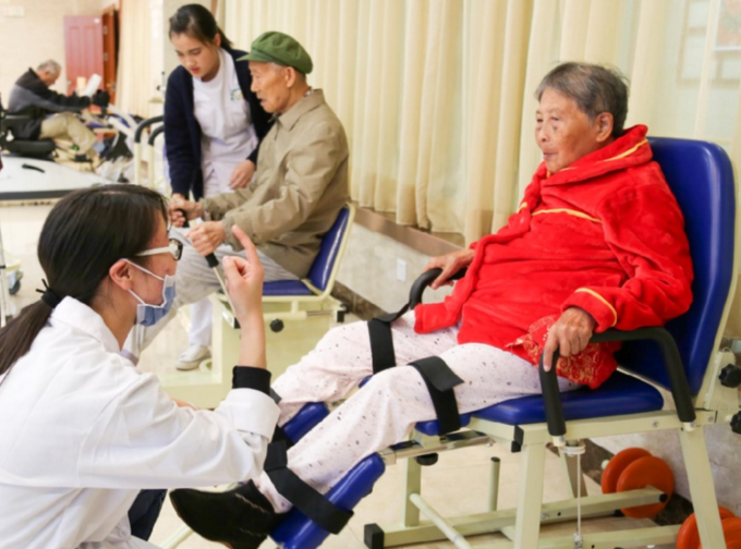 Người dân tại Quý Châu, Trung Quốc đến các trung tâm chăm sóc sức khỏe ngay gần nhà để khám bệnh, tháng 6/2024. Ảnh: Nhân dân nhật báo online