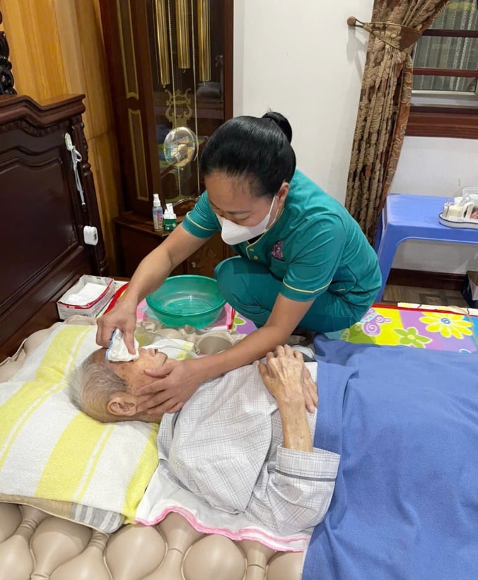 Nhân viên dịch vụ dưỡng lão tại nhà chăm sóc cụ Dương ở phường Yên Hòa hôm 22/9. Ảnh: Gia đình cung cấp