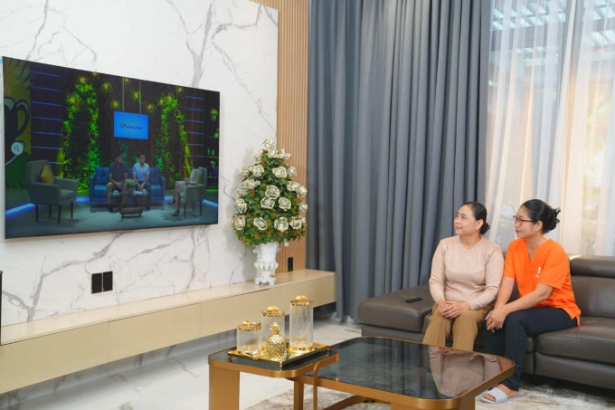 Một nhân viên home care chăm sóc tại nhà cho người cao tuổi. Ảnh: