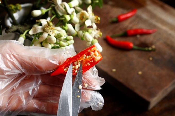 Bỏ hạt và màng trắng giúp giảm độ cay. Ảnh: Bùi Thủy