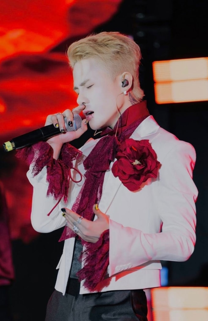 Jack trên sân khấu biểu diễn ca khúc gây ồn ào.