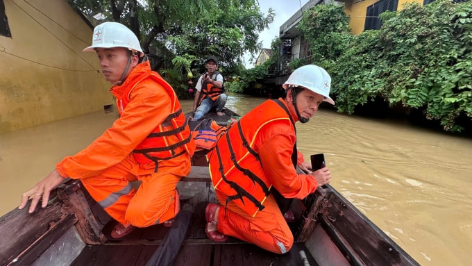 Cán bộ ngành điện đi kiểm tra tại các khu vực ngập sâu. Ảnh: PC Đà Nẵng