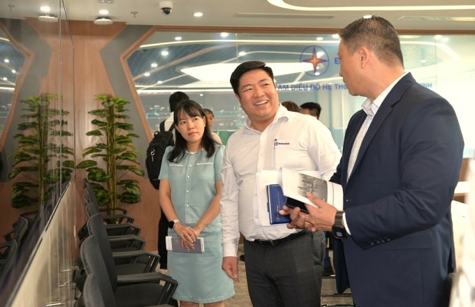 Ông Luân Quốc Hưng giới thiệu với Tổng giám đốc nhà máy Intel về Trung tâm điều độ hệ thống điện TP HCM. Ảnh: EVNHCMC
