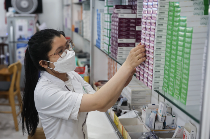 Bác sĩ cấp phát thuốc cho bệnh nhân. Ảnh: Quỳnh Trần