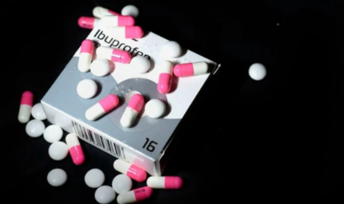 Uống thuốc giảm đau lúc bụng rỗng khiến thuốc hấp thu nhanh, gây thêm gánh nặng cho thận. Ảnh minh họa: PA