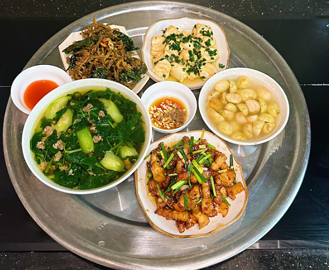 Chế độ ăn hàng ngày nhiều muối, chứa những chất cản trở hấp thu canxi làm tăng nguy cơ loãng xương. Ảnh: Mai San