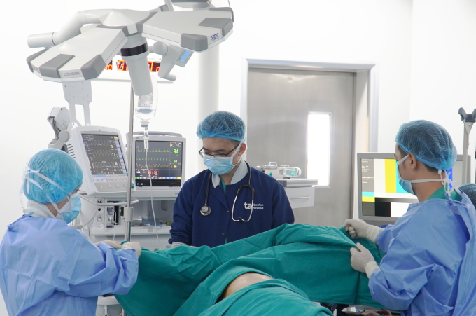 Bác sĩ lấy mẫu sinh thiết khối u phổi cho bệnh nhân qua nội soi phế quản. Ảnh: Bệnh viện Đa khoa Tâm Anh