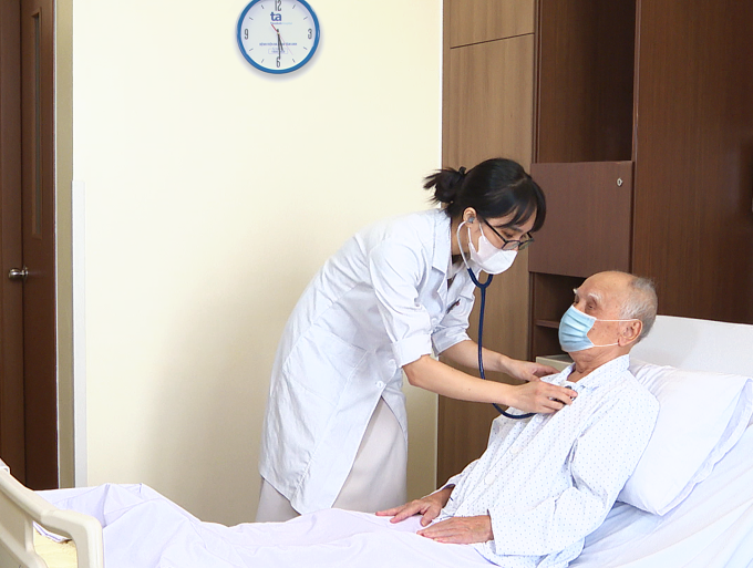 Bác sĩ Hồng Vân đang kiểm tra sức khỏe cho ông Quỳnh trước khi ra viện. Ảnh: Bệnh viện Đa khoa Tâm Anh