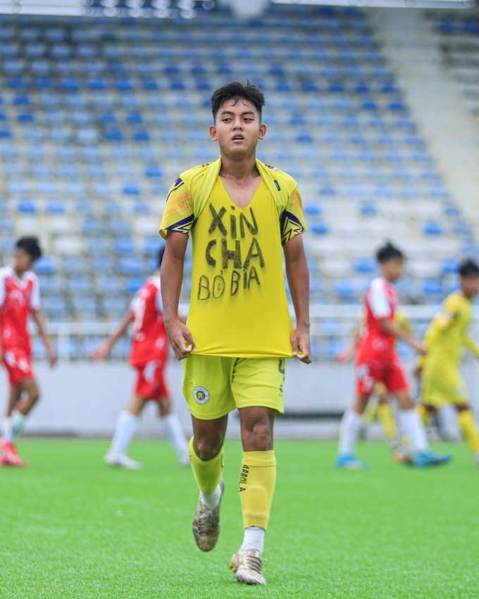 Trung vệ Hà Nội Lý Trung Hiếu mừng bàn với thông điệp xin cha bỏ bia trong trận thắng Hoài Đức 6-0 ở vòng 3 giải bóng đá U14 các CLB khu vực phía Bắc 2025, tại sân Hòa Phát, Hà Nội ngày 25/10/2025. Ảnh: Giải bóng đá U14 các CLB khu vực phía Bắc