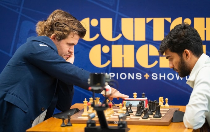 Gukesh Dommaraju (phải) trong ván đấu với Magnus Carlsen ở siêu giải Clutch Chess: Champions Showdown tại CLB cờ vua St Louis, bang Missouri, Mỹ, ngày 28/10/2025. Ảnh: SLCC