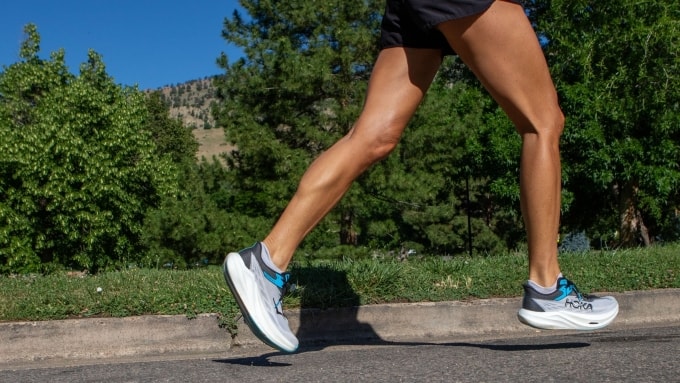 Hoka Rocket X 3 phù hợp với những runner muốn chinh phục marathon nhưng chưa tới trình độ ở pen elite. Ảnh: run.com