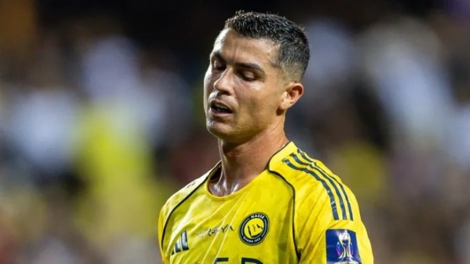 Ronaldo thất vọng trong trận thua Al Ittihad, trên sân King Saud University, Riyadh, Arab Saudi. Ảnh: BeIN