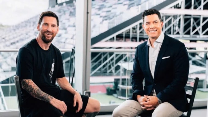 Messi (trái) trong phỏng vấn trên kênh NBC ở Mỹ. Ảnh: NBC