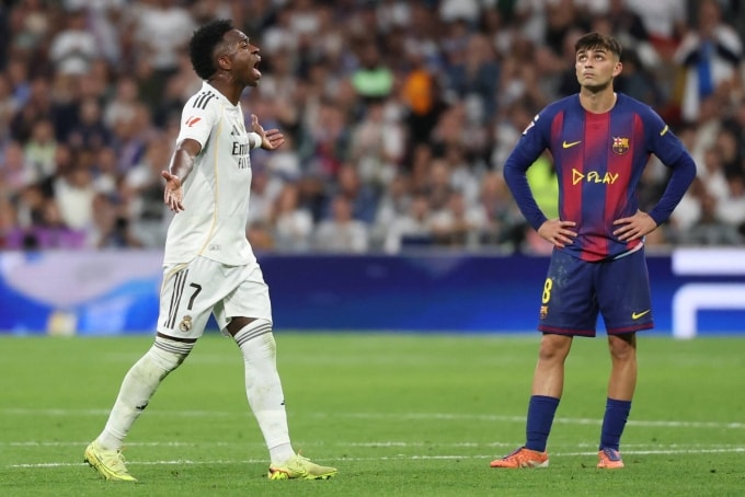 Vinicius (trái) chất vấn HLV Alonso khi bị thay ra trong trận Real 2-1 Barca ở vòng 10 La Liga hôm 26/10. Ảnh: NP