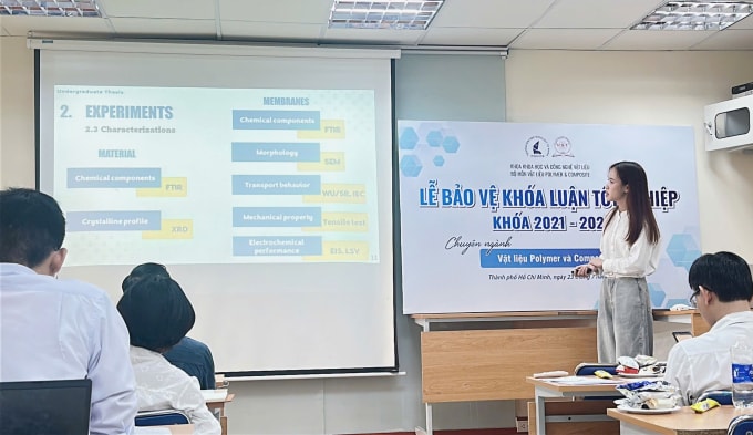 Hoa trong lễ bảo vệ khóa luận tốt nghiệp khóa 2021 - 2025. Ảnh: nhân vật cung cấp